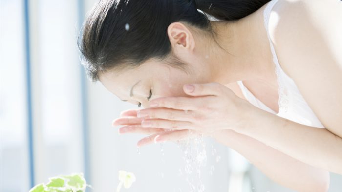 Làm sạch da với bước sữa rửa mặt cơ bản